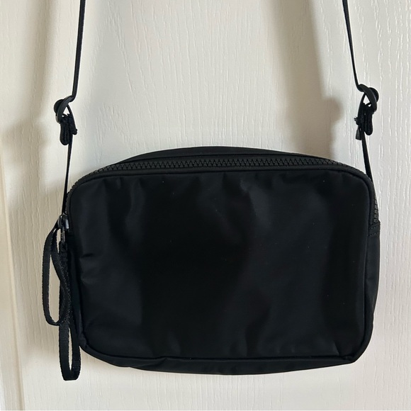 Everlane Recycled Nylon Black Camera Bag - Picture 2 of 6